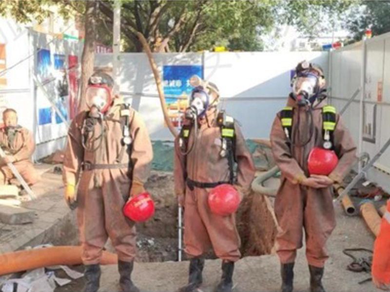 強化安全施工管理，清除暗溝陳年淤泥